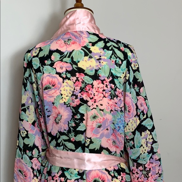 * Sold. VTG Victoria’s Secret pink floral robe - Picture 5 of 6